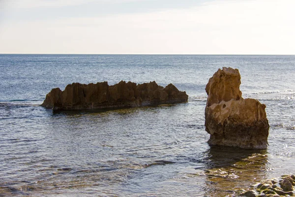 Las Rotas praia rochosa em Denia, Espanha ao pôr do sol — Fotografia de Stock