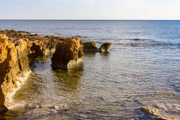 Las Rotas praia rochosa em Denia, Espanha ao pôr do sol — Fotografia de Stock