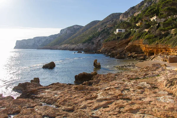 Las Rotas praia rochosa em Denia, Espanha ao pôr do sol — Fotografia de Stock