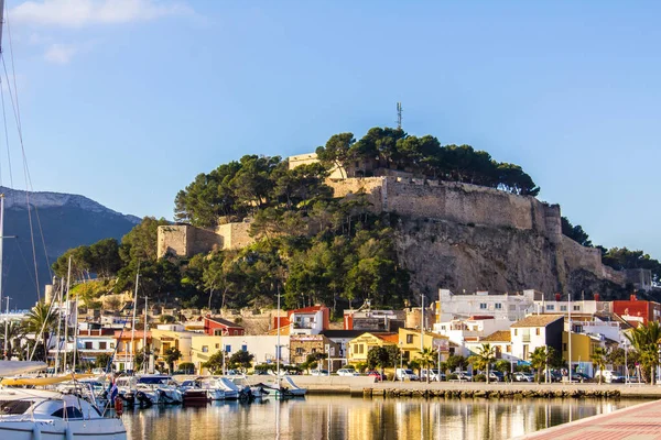 Denia, İspanya - 12 Şubat 2019: Denia Port Marina mesire ve manzarayı Castle