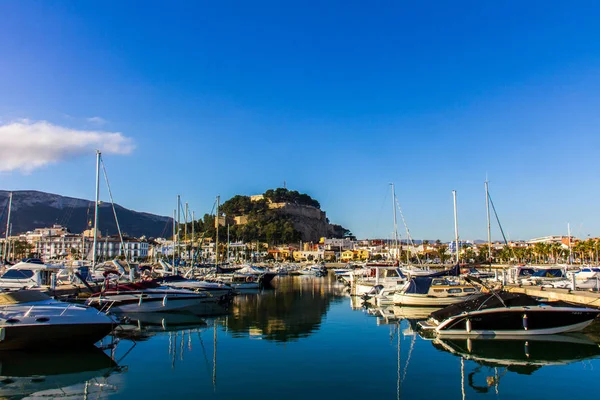 Denia, España - 12 de febrero de 2019: Vista panorámica del paseo marítimo y el castillo de Denia Port Marina — Foto de Stock