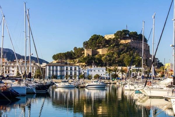 Denia, İspanya - 12 Şubat 2019: Denia Port Marina mesire ve manzarayı Castle
