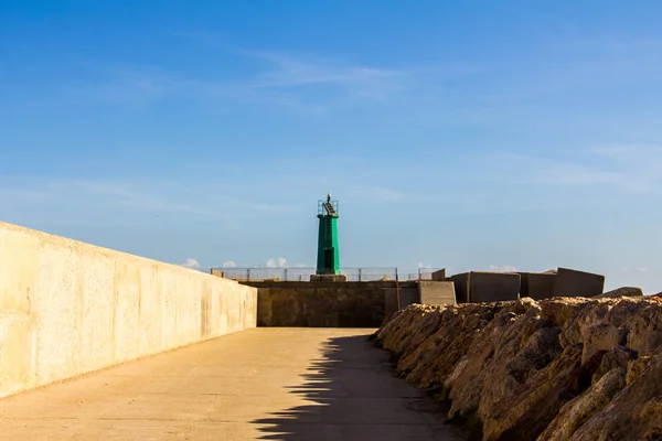 Un phare sur le brise-lames à Denia, Espagne — Photo
