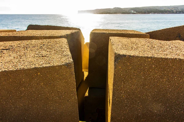 西班牙德尼亚港巨大的防波堤岩石 — 图库照片