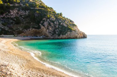 Javea, İspanya, La Granadella kumsalda güneşli bir gün