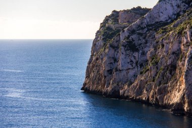 Javea, İspanya, La Granadella kumsalda güneşli bir gün