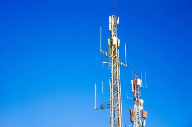 Mavi gökyüzü güneşli söz üzerinde arka planda ile telekomünikasyon antenler