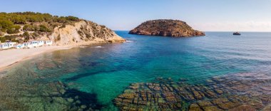 Javea, İspanya, Portitxol Barraca Beach bazı tipik beyaz ve mavi Akdeniz evleri ile panoramik görünüm