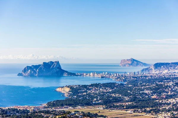 Panoramiczny widok na Park przyrody skały Ifach lub "Penon de Ifach" i Calpe miasto w Hiszpanii. Widok z góry Cumbre del Sol, znany również jako Puig Llorenca"" — Zdjęcie stockowe