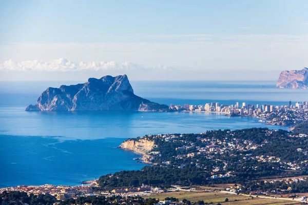 Panoramisch zicht op de Ifach Rock natuurpark of "Penon de Ifach" en Calpe stad in Spanje. Uitzicht vanaf de Cumbre del Sol berg, ook bekend als "Puig Llorenca" — Stockfoto