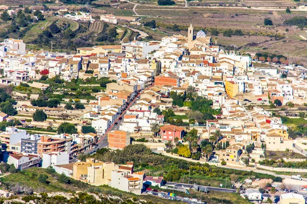 Benitatxell köyü İspanya'nın havadan görünümü. Cumbre del Sol dağdan, Puig Llorenca"olarak da bilinen görüntülemek" — Stok fotoğraf