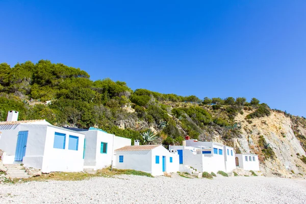 Küçük beyaz balıkçılar evleri Barraca Portitxol Beach, Javea, İspanya
