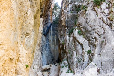 Isbert Rezervuarı, boş ve kuru bir göl, Barranc de linfern, Hells Ravine, Orba ve Vall de Laguar, Alicante, İspanya