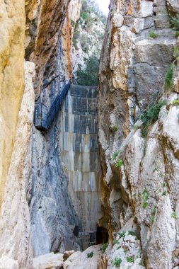 Isbert Rezervuarı, boş ve kuru bir göl, Barranc de linfern, Hells Ravine, Orba ve Vall de Laguar, Alicante, İspanya