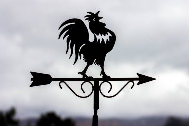 Bulutlu bir günde horoz rüzgar gülü