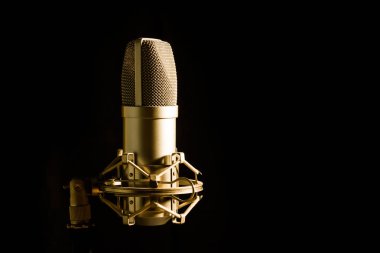 Yan yıldırım ile siyah arka planda izole stüdyo mikrofon