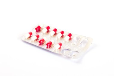 Beyaz arka plan üzerinde izole kullanılan blister, kırmızı ve beyaz hap
