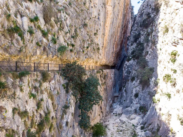 Een pad door de rotsen aan het stuwmeer van İsbert, een leeg en droog meer, Barranc de linfern, de Hells ravijn, in Orba en Vall de Laguar, Alicante, Spanje — Stockfoto
