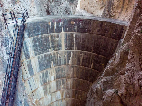 Reservoir van İsbert, een leeg en droog meer, Barranc de linfern, de Hells ravijn, in Orba en Vall de Laguar, Alicante, Spanje — Stockfoto