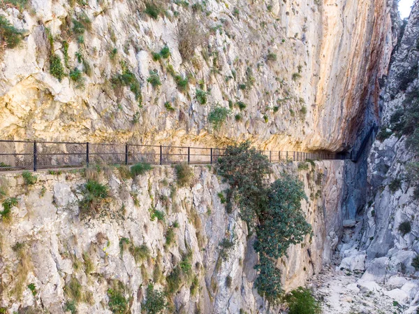 Reservoir van İsbert, een leeg en droog meer, Barranc de linfern, de Hells ravijn, in Orba en Vall de Laguar, Alicante, Spanje — Stockfoto