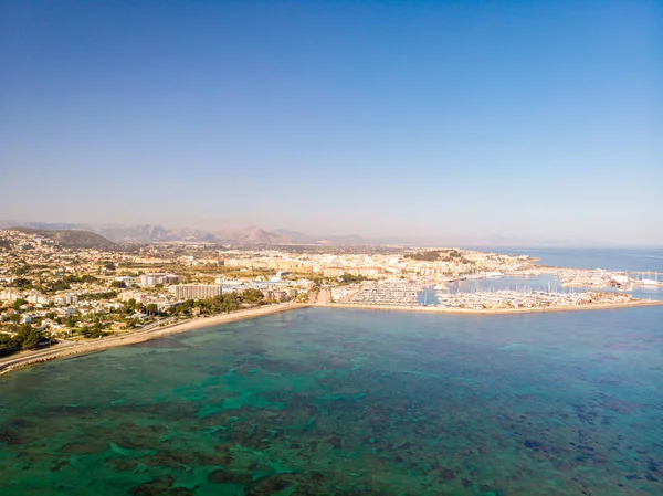 Marineta 04aerial kenti Denia İspanya güneşli bir günde. Marineta plaj ön planda olduğunu. Arka planda bazı dağlar — Stok fotoğraf