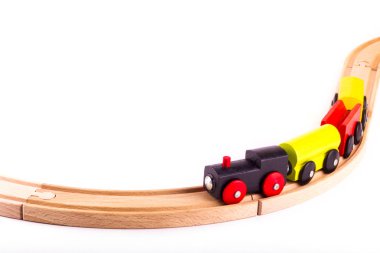 Beyaz arka planda izole edilmiş renkli tahta oyuncak treni.