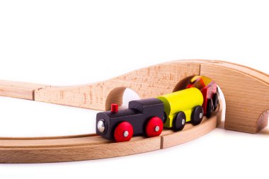Beyaz arka planda izole edilmiş renkli tahta oyuncak treni.