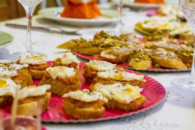 Tipik İspanyol tapas, sobrasada sosis ve ekmek bir dilim üzerinde kızarmış bıldırcın yumurta
