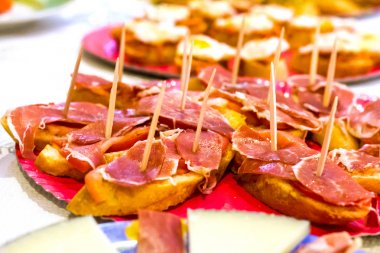Tipik İspanyol tapas, ekmek bir dilim üzerinde serrano iberian jambon