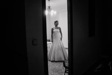 Genç gelin ona düğün günü için giyinmek