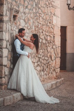 Gelin ve damat bir Akdeniz köyü sokakta öpüşme