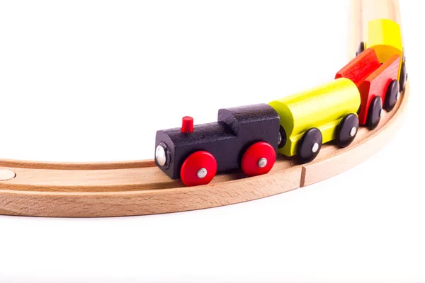Beyaz arka planda izole edilmiş renkli tahta oyuncak treni.