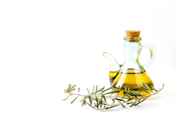 Beyaz arka plan üzerinde izole bir zeytin ağacı dalı zeytinyağı cam şişe