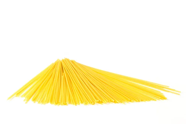 Droge ongekookte spaghetti, op witte achtergrond — Stockfoto