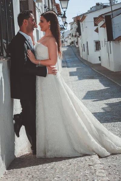 Gelin ve damat bir Akdeniz köyü sokakta öpüşme