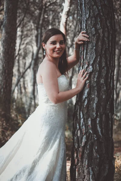 Gaya pengantin muda berpose di hutan — Stok Foto