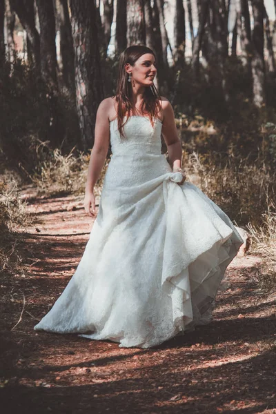 Gaya pengantin muda berpose di hutan — Stok Foto