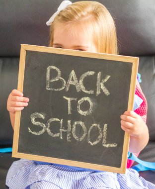 Okula geri dön. Sevimli sarışın küçük kız 