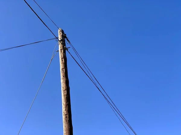 Mavi Gökyüzünde Izole Edilmiş Eski Telefon Direği — Stok fotoğraf