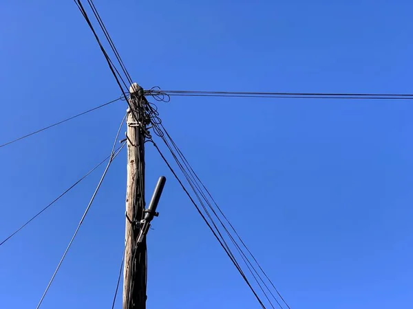 Alter Telefonmast Isoliert Blauen Himmel — Stockfoto