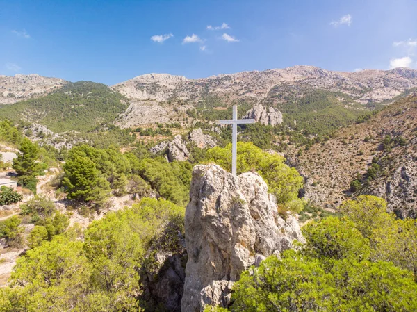 Abdet köyünde bir kayanın tepesinde bir haç, Alicante dağları, İspanya
