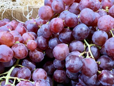 Bir pazarda bir demet kırmızı şarap üzüm