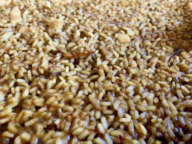Arroz bir banda, geleneksel bir Valencia niçin pirinç ve deniz ürünleri ile yapılan yemek, paella benzer, Denia, İspanya.