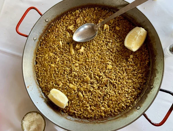 Arroz bir banda, geleneksel bir Valencia niçin pirinç ve deniz ürünleri ile yapılan yemek, paella benzer, Denia, İspanya.
