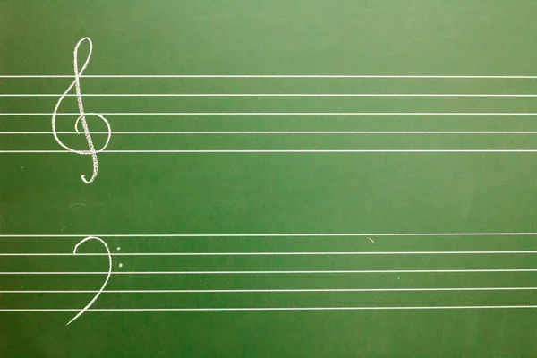 Muzikale blanco notenbalken op een schoolbord met treble en bass clef — Stockfoto