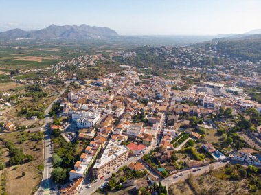 İspanya 'nın Alicante kentindeki Orba köyünün hava manzarası. Arka planda Segaria dağı ve Akdeniz yer alıyor..