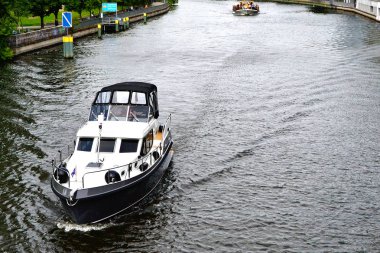 Berlin, Almanya - 26 Mayıs 2019. Spree nehri üzerinde görünüm 