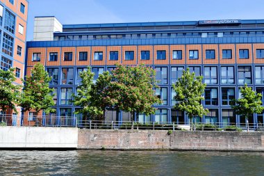 Berlin, Almanya - 12 Mayıs 2019. Spree nehri üzerinde turistik tekne görünümü