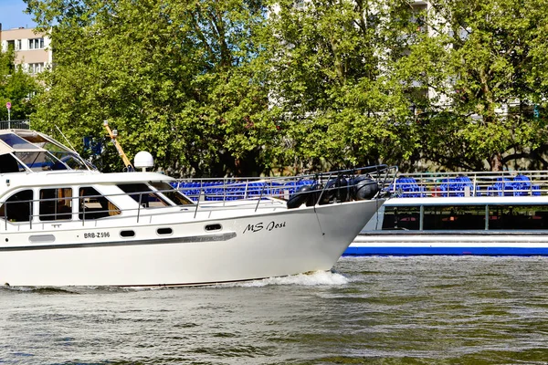 Berlin, Allemagne - 12 mai 2019. Un yacht blanc. Vue romantique depuis un bateau touristique sur la rivière Spree — Photo