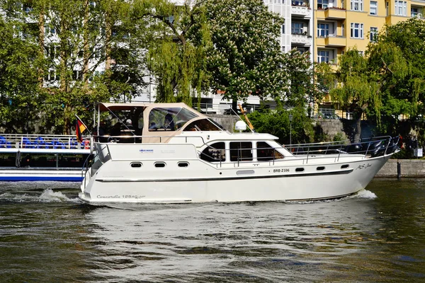 Berlin, Allemagne - 12 mai 2019. Un yacht blanc. Vue romantique depuis un bateau touristique sur la rivière Spree — Photo